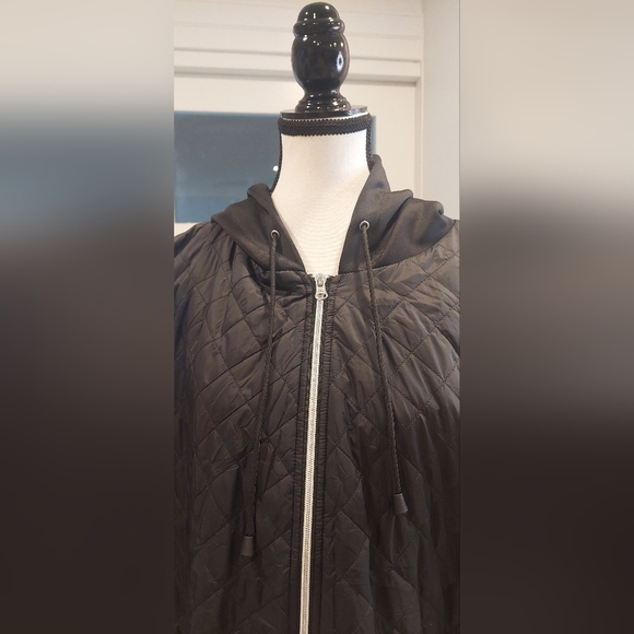 Elegant Black Quilted Hooded Coat - Picture 2 of 15